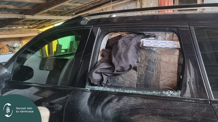 Közel huszonötezer doboz adózatlan cigarettát találtak a Nemzeti Adó- és Vámhivatal (NAV) pénzügyőrei . Fotó: NAV