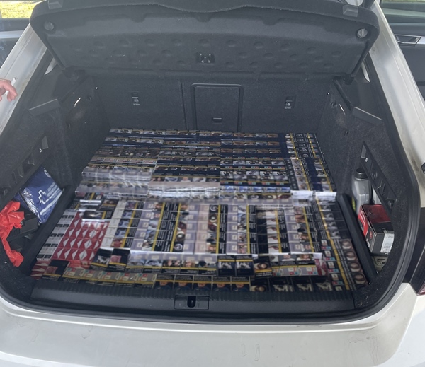 A rendőrök ellenőrzés alatt az autó csomagterében 5116 doboz magyar adó- és zárjegy nélküli cigarettát találtak.