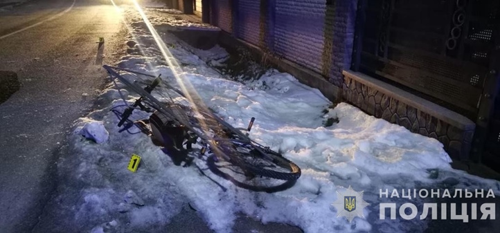 Ittas sofőr ütött el egy gyalogost Kárpátalján.A rendőrök őrizte vették a cserbenhagyó gázolót. Fotó: Nemzeti Rendőrség