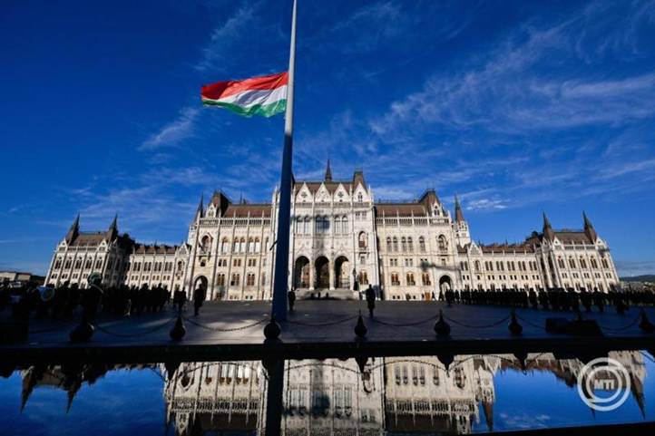 Budapest, 2025. október 6. Katonai tiszteletadással ünnepélyesen felvonták, majd félárbócra engedték a nemzeti lobogót az aradi vértanúk kivégzésének 176. évfordulóján az Országház előtti Kossuth Lajos téren 2025. október 6-án. MTI/Hegedüs Róbert