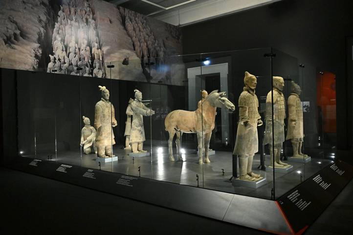 Agyagkatonák Az öröklét őrei – Az első kínai császár agyagkatonái című kiállítás megnyitóján a Szépművészeti Múzeumban 2025. november 27-én (Fotó: MTI/Hegedüs Róbert)