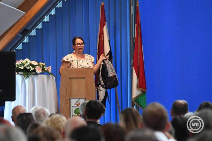 Szentendre, 2025. augusztus 30. Katona Viktória lelkipásztor, a Magyar Református Szeretetszolgálat Alapítvány ügyvezetője beszédet mond a Kárpát-medencei Református Tanévnyitó ünnepségen a Szentendrei Református Gimnáziumban 2025. augusztus 30-án. MTI/Kovács Attila