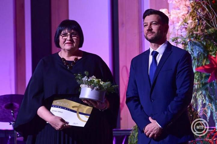 Budapest, 2025. december 11. Papp Dániel, a Médiaszolgáltatás-támogató és Vagyonkezelő Alap (MTVA) vezérigazgatója átadja a Duna-díjat Orosz Ildikónak, a II. Rákóczi Ferenc Kárpátaljai Magyar Egyetem elnökének a Duna Médiaszolgáltató Nonprofit Zrt. által alapított szakmai díjak átadásán a Budapest Music Centerben 2025. december 11-én. MTI/Kovács Attila