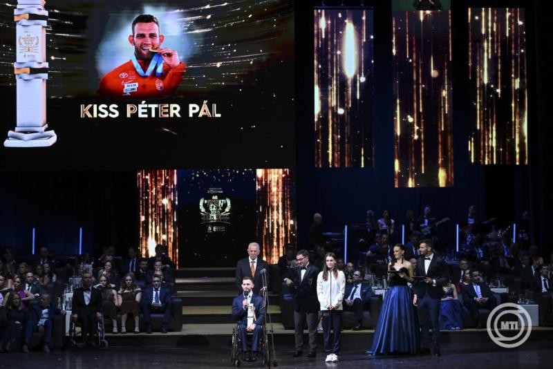 Kiss Péter Pál kétszeres paralimpiai bajnok kajakos, miután átvette az Év fogyatékos férfi sportolója díjat a 68. Nemzeti Sport Gálán a Magyar Állami Operaházban 2026. január 12-én. MTI/Illyés Tibor