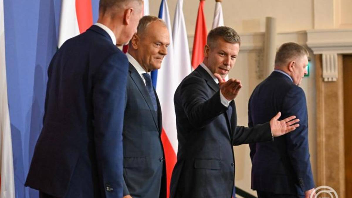 Andrej Babis cseh, Donald Tusk lengyel, Magyar Péter magyar és Robert Fico szlovák miniszterelnök (b-j) a visegrádi együttműködés (V4) kormányfőinek találkozója után tartott sajtótájékoztatón a Gödöllői Királyi Kastély Lovardájában 2026. június 23-án. MTI/Hegedüs Róbert