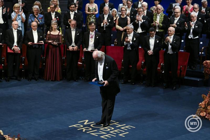 Stockholm, 2025. december 10. Krasznahorkai László író, miután átvette az életművével elnyert irodalmi Nobel-díjat a 2025-ös Nobel-díjak átadási ünnepségén a stockholmi hangversenyteremben 2025. december 10-én. MTI/Koszticsák Szilárd