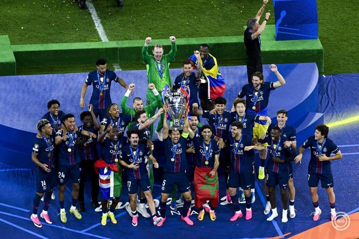  A győztes Paris Saint-Germain játékosai ünnepelnek a bajnoki trófeával a labdarúgó Bajnokok Ligája döntőjében játszott Paris Saint-Germain - Arsenal mérkőzés végén a Puskás Arénában 2026. május 30-án. Megvédte címét a Paris Saint-Germain, miután 1-1-es döntetlent és hosszabbítást követően tizenegyesekkel 4-3-ra legyőzte az Arsenalt. MTI/Koszticsák Szilárd