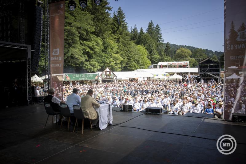 Tusnádfürdő, 2024. július 27. A Miniszterelnöki Sajtóiroda által közreadott képen Orbán Viktor miniszterelnök (háttal, k) előadást tart a 33. Bálványosi Nyári Szabadegyetem és Diáktáborban az erdélyi Tusnádfürdőn 2024. július 27-én. Mellette Németh Zsolt, az Országgyűlés külügyi bizottságának fideszes elnöke és Tőkés László, az Erdélyi Magyar Nemzeti Tanács (EMNT) elnöke (háttal, j-b). MTI/Miniszterelnöki Sajtóiroda/Fischer Zoltán