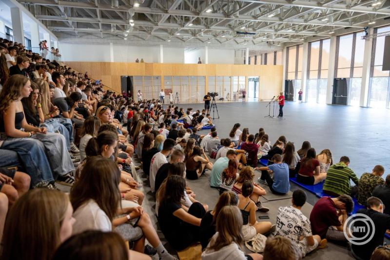 Sátoraljaújhely, 2025. július 31. Soltész Miklós, a Miniszterelnökség egyházi és nemzetiségi kapcsolatokért felelős államtitkára köszönti a II. Összmagyar Középiskolás Tábor diákjait a sátoraljaújhelyi Rákóczi táborban 2025. július 31-én. A táborban négy földrész több mint húsz országának kilencszáz magyar diákját látja vendégül a Rákóczi Szövetség. MTI/Erdős József