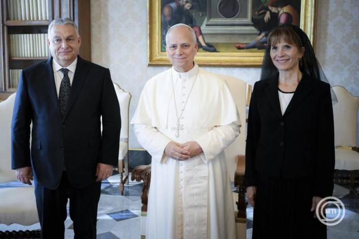 XIV. Leó pápa (k) magánaudiencián fogadja Orbán Viktor miniszterelnököt (b) a Vatikánban 2025. október 27-én. Jobbról Lévai Anikó, a miniszterelnök felesége. MTI/Vatikáni Média