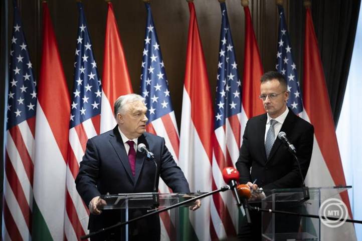 Washington, 2025. november 7. A Miniszterelnöki Kommunikációs Főosztály által közreadott képen Orbán Viktor miniszterelnök (b) sajtótájékoztatót tart Donald Trump amerikai elnökkel folytatott találkozója után a washingtoni magyar nagykövetségen 2025. november 7-én. Mellette Szijjártó Péter külgazdasági és külügyminiszter. MTI/Miniszterelnöki Kommunikációs Főosztály/Fischer Zoltán