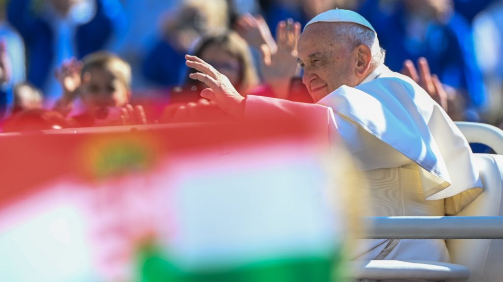 Ferenc pápa pápamobilján érkezik a Parlament előtti Kossuth téren bemutatott szentmisére a háromnapos magyarországi apostoli látogatásának harmadik napján, 2023. április 30-án (Fotó: MTI/Máthé Zoltán)