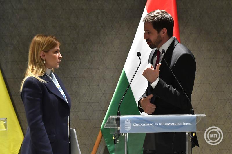 Magyar Levente, a Külgazdasági és Külügyminisztérium parlamenti államtitkára (j) és Olha Sztefanyisina ukrán miniszterelnök-helyettes a tárgyalásuk után tartott sajtótájékoztató után Budapesten, a Párisi Udvar Hotelben 2025. április 29-én. MTI/Soós Lajos