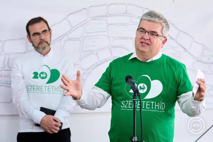 Czibere Károly, az MRSZ elnöke beszédet mond a Kárpát-medencei Református Önkéntes Napok idei programjainak megnyitóján a Magyar Református Szeretetszolgálat (MRSZ) ebesi logisztikai központjában 2026. május 15-én. Mögötte Kolumbán Vilmos József erdélyi püspök, az idei Szeretethíd egyházi fővédnöke. MTI/Derencsényi István