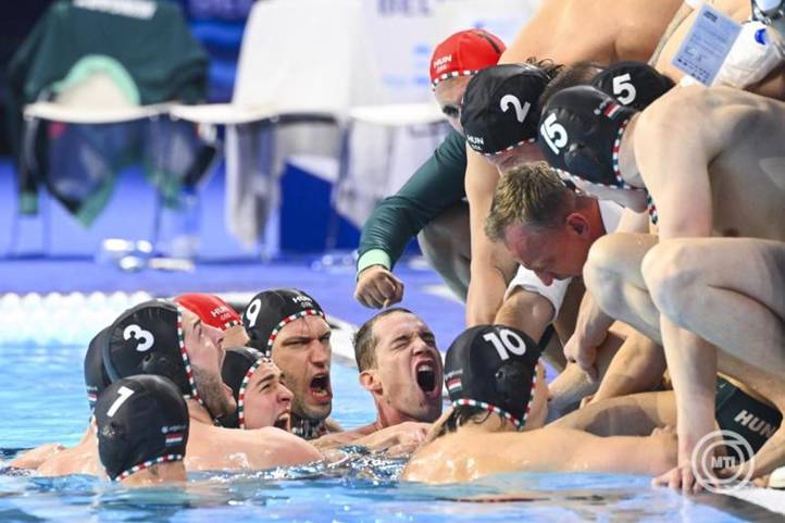 Belgrád, 2026. január 25. Varga Zsolt szövetségi kapitány (k) a belgrádi férfi vízilabda Európa-bajnokság döntőjében játszott Szerbia - Magyarország mérkőzésen a Belgrade Arenában 2026. január 25-én. MTI/Czeglédi Zsolt