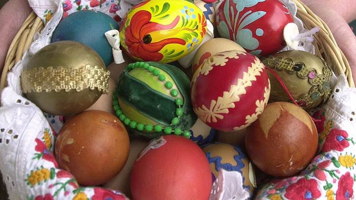 A Borsod-Abaúj-Zemplén megyei Tard községben a helyi hagyományápoló kör tagjai megtartották a „főpróbáját” a hagyományos húsvéti locsolkodásnak. A locsolkodók jutalma a főpróbán is a festett tojás volt. A képen: a locsolkodás jutalma (MTI Fotó: H. Szabó Sándor)