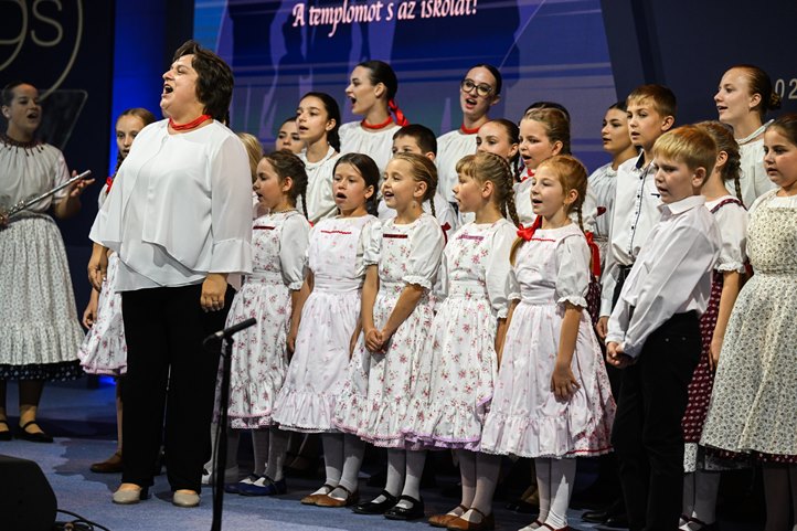 Novák Katalin meghívására mezővári gyerekek a Budapesti Demográfiai Csúcson