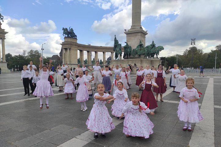 Novák Katalin meghívására mezővári gyerekek a Budapesti Demográfiai Csúcson