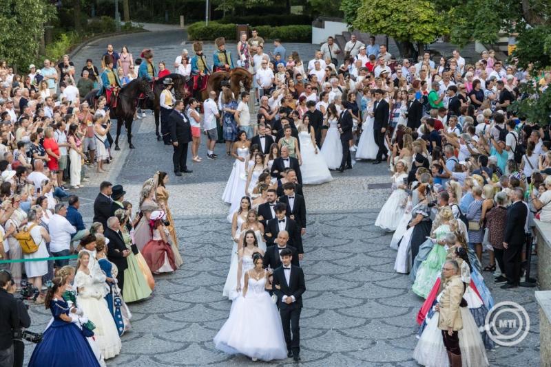 Balatonfüred, 2026. július 25. A 201. Anna-bál résztvevőinek ünnepélyes bevonulása a balatonfüredi Vaszary Villától az Anna Grand Hotelbe 2026. július 25-én. MTI/Katona Tibor