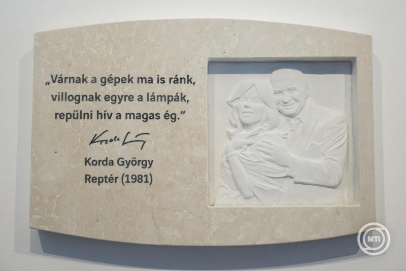 A Korda Györgyöt és Balázs Klárit ábrázoló dombormű az avatás napján a Liszt Ferenc Nemzetközi Repülőtéren 2026. április 8-án. MTI/Lakatos Péter