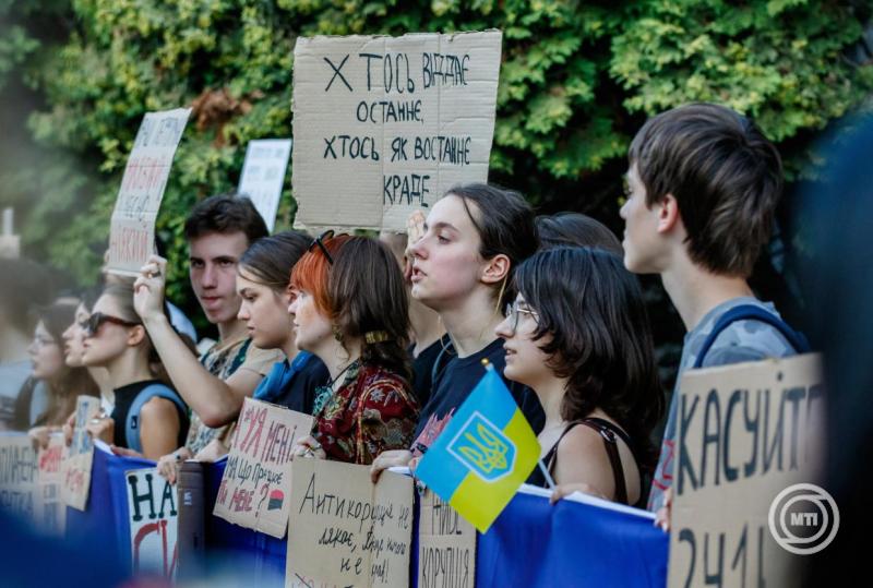Ungvár, 2025. július 24. A Nemzeti Korrupcióellenes Nyomozóhivatal (NABU) és a Korrupcióellenes Különleges Ügyészség (SZAP) függetlenségét korlátozó törvény ellen tartott, annak eltörlését követelő demonstráció résztvevői az ungvári polgármesteri hivatal előtti Posta téren 2025. július 24-én. MTI/Nemes János