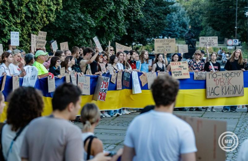 Ungvár, 2025. július 24. A Nemzeti Korrupcióellenes Nyomozóhivatal (NABU) és a Korrupcióellenes Különleges Ügyészség (SZAP) függetlenségét korlátozó törvény ellen tartott, annak eltörlését követelő demonstráció résztvevői az ungvári polgármesteri hivatal előtti Posta téren 2025. július 24-én. MTI/Nemes János