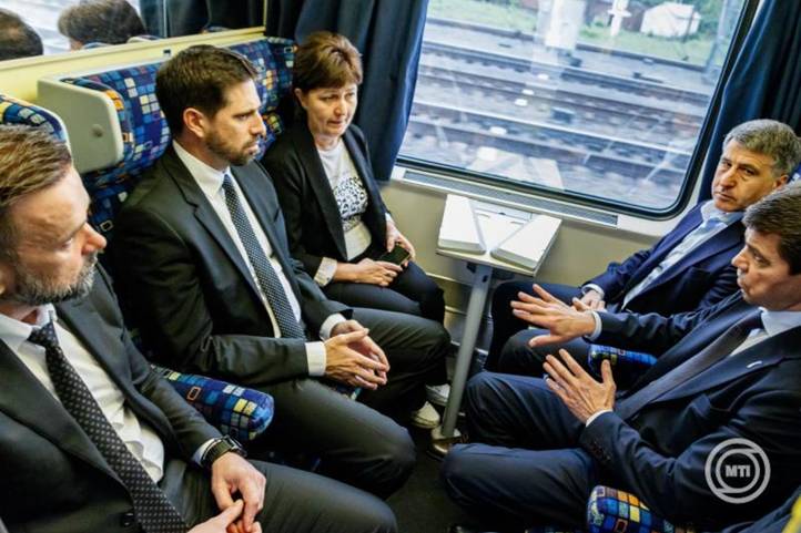 Ungvár, 2025. szeptember 12. Viktor Mikita, Ukrajna Elnöki Hivatalának helyettes vezetője (b), Magyar Levente, a Külgazdasági és Külügyminisztérium parlamenti államtitkára (b2), Miroszlav Bileckij, a Kárpátaljai Megyei Katonai Közigazgatás vezetője (j2) és Olekszandr Miscsenko, Ukrajna külügyminiszter-helyettese (j) az első közvetlen Ungvár-Budapest-Bécs vonatjáraton Ungváron 2025. szeptember 12-én. A 146-os számú járat naponta közlekedik a kárpátaljai újonnan kiépített európai szabványú keskeny nyomtávú vasútvonalon a magyar és az osztrák fővárosba, a csapi átszállás kiiktatásával. MTI/Nemes János