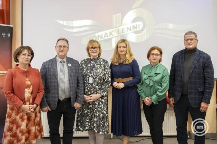 Altorjai Anita, a Duna Médiaszolgáltató Nonprofit Zrt. vezérigazgatója (b), Sipos József, a Kárpátaljai "Elfelejtett" Gyermekek Segítése (KEGYES) Jótékonysági Alapítvány vezetője (b2), Siklósi Beatrix, a Jónak lenni jó! projektvezetője, a Kossuth rádió csatornaigazgatója (b3), Novodomszky Éva műsorvezető, moderátor (b4), Bíró Erzsébet, a Munkácsi Megyei Gyerekkórház igazgatóhelyettese (b5) és Velkey György, a Bethesda Gyermekkórház főigazgatója (j) a közmédia Jónak lenni jó! adománygyűjtő akciójának sajtótájékoztatóján Budapesten, a Bethesda Gyermekkórházban 2025. október 30-án. Idén a Kárpátalján élő beteg, árva és otthonukat vesztett gyermekeket támogatja a Jónak lenni jó, a közmédia karitatív kampánya a KEGYES-t, a Kárpátaljai "Elfelejtett" Gyermekek Segítése Jótékonysági Alapítványt segíti. MTI/Szigetváry Zsolt