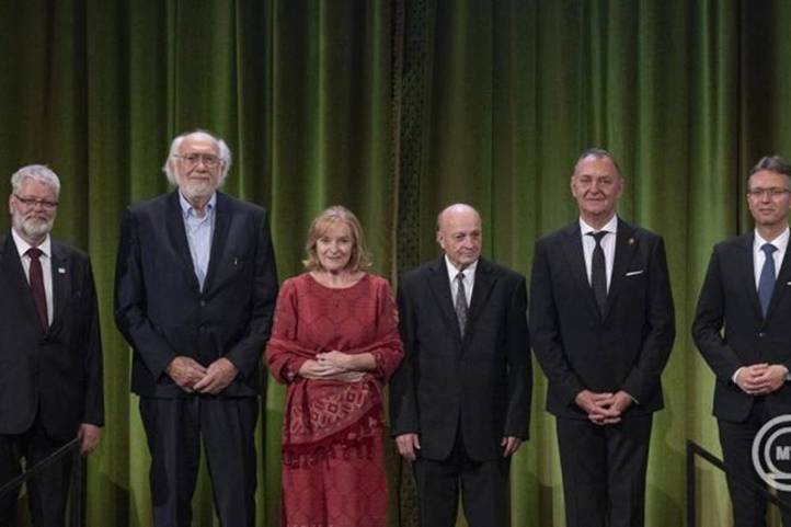 Geiger György trombitaművész (b2), Kubik Anna színművész (b3), Serfőző Simon író, költő (b4) és Kiss János balettművész (b5), a Nemzet Művésze díj idei kitüntetettjei, valamint Hankó Balázs kulturális és innovációs miniszter (j) és Turi Attila, az MMA elnöke (b) a Magyar Művészeti Akadémia (MMA) székházában, a Pesti Vigadóban tartott díjátadón 2025. november 5-én. MTI/Szigetváry Zsolt