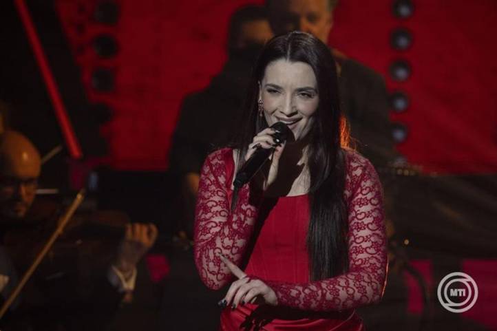 Budapest, 2026. március 28. A győztes Re Va Dame a Veled álmodtam című dalt énekli A Dal 2026 televíziós show-műsor döntőjében a Médiaszolgáltatás-támogató és Vagyonkezelő Alap (MTVA) óbudai stúdiójában 2026. március 28-án. MTI/Szigetváry Zsolt