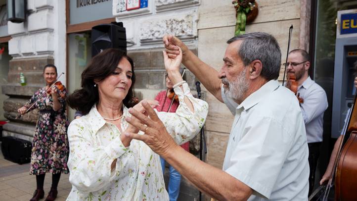 Egy nap tánc a Liszt Ferenc téren - 14. alkalommal szervezik meg a Táncház Napját. Fotó: DusaGábor  