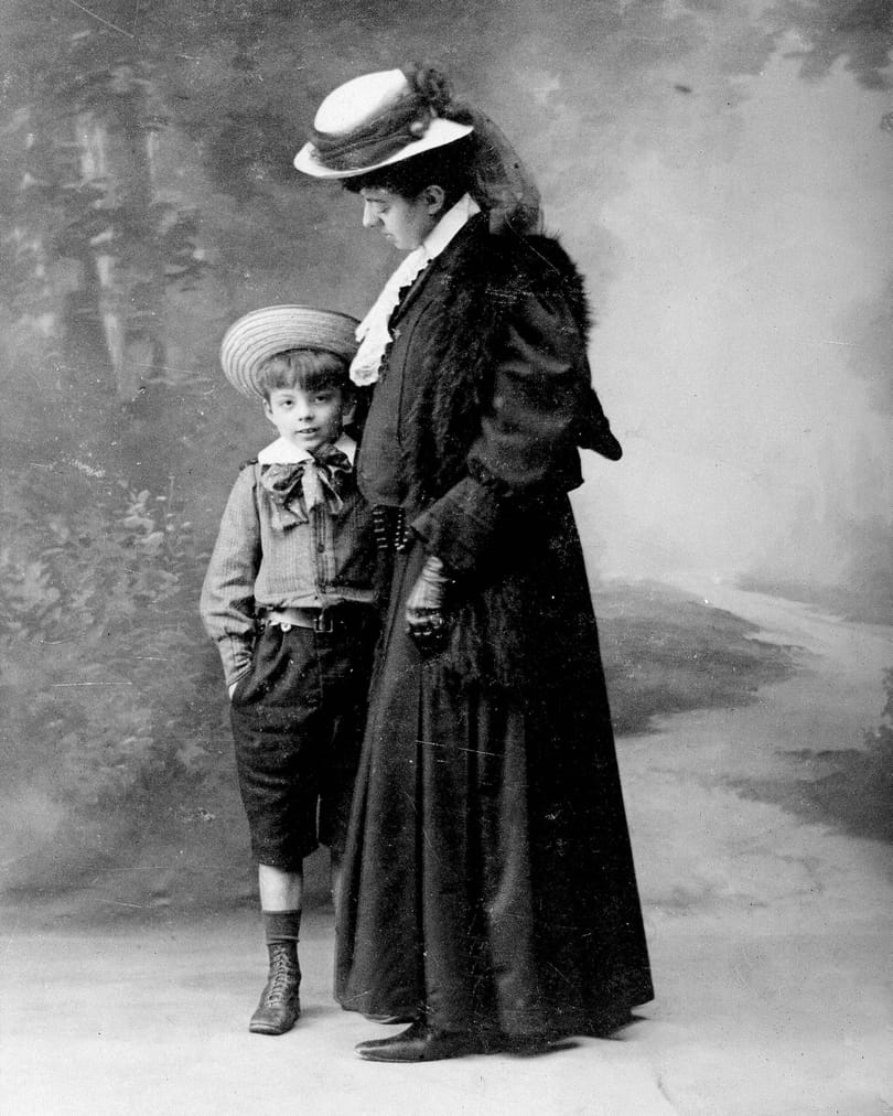 Antoine de Saint-Exupéry gyermekkorában, nagynénjével, 1906 körül AFP / Roger-Viollet Collection