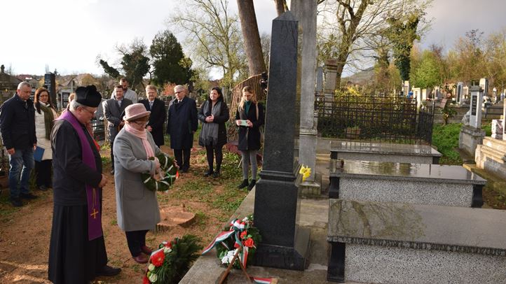 Megemlékezés a beregszászi temetőkertben - Ekkel György honvédszázados síremlékének újraavatásán. Fotó: Kárpátinfo/Kovács Elemér