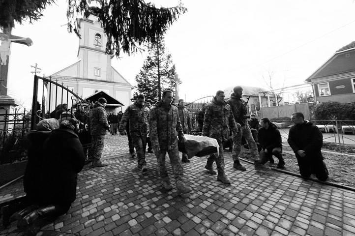 Barbovo (Bárdháza) községben végső búcsút vettek a háborúban elesett 23 éves Tarasz Raszcsisztól. Fotó: Munkácsi Városi Tanács