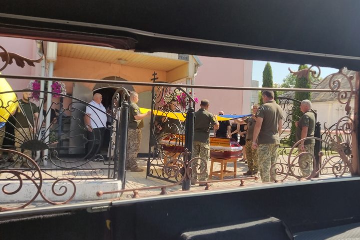 Kárpátalján végső búcsút vettek a háborúban elesett Jevhen Kovácstól. Fotó: Ilosvai Városi Tanács