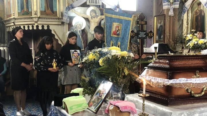 Nagybocskó településen utolsó útjára kísérték az orosz-ukrán háborúban elesett katonát, a 31 éves Andrij Voloscsukot. Fotó: Свято-Покровський храм ПЦУ/Facebook 