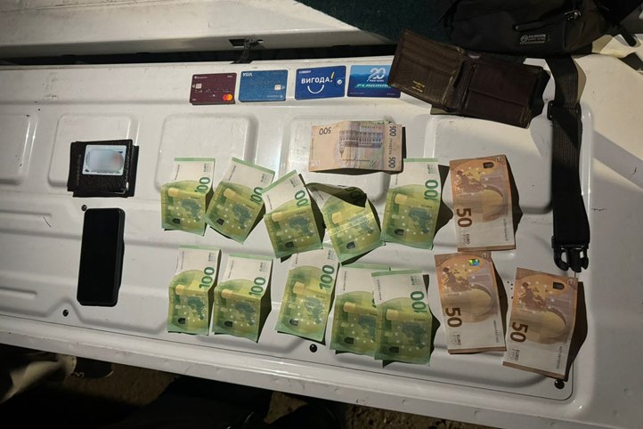 Egy embercsempészt, kiskorú segítőjét és egy hadköteles férfit fogtak el az ukrán határőrök Palagykomoróc közelében. Fotó: Ukrán Állami Határőrszolgálat