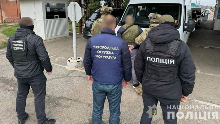 Kárpátalján a bűnüldöző szervek munkatársai őrizetbe vettek egy 41 éves külföldi férfit, akit azzal gyanúsítanak, hogy ukrán nőket toborzott és ázsiai országokba szexuális kizsákmányolás céljából eladta őket. Fotó: Nemzeti Rendőrség