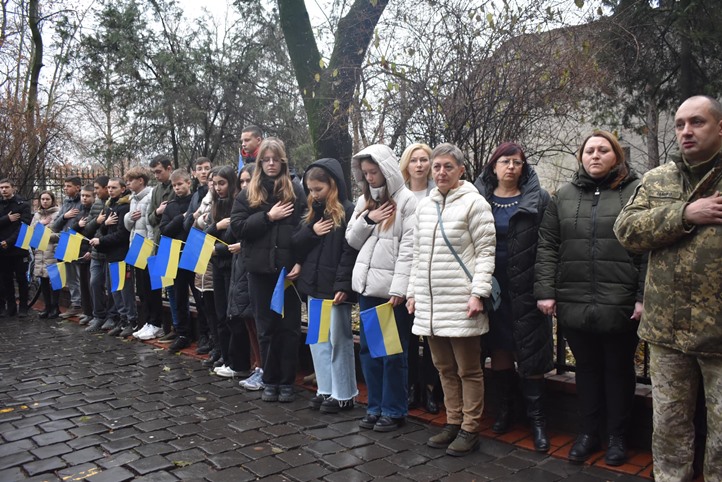 Az orosz–ukrán háborúban elhunyt Szerhij Kucnak avattak emléktáblát a Platán-líceum falán. Fotó: Facebook