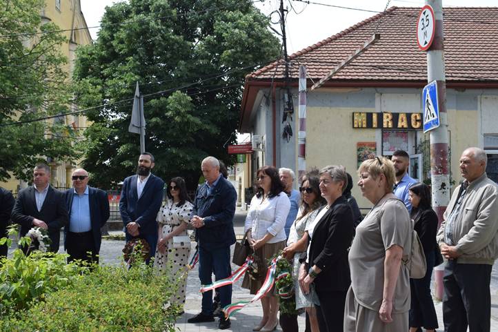 Esze Tamás mellszobránál koszorúztak a Rákóczi-szabadságharc évfordulóján Beregszászban. Fotó: facebook.com/PublicPageBabjak