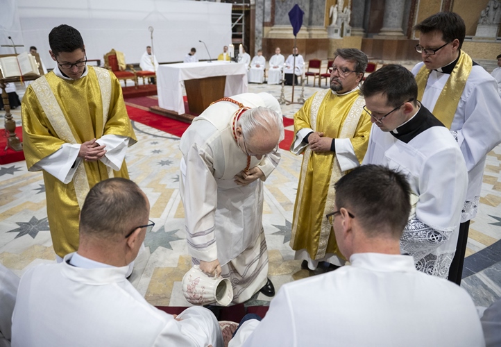 Erdő Péter bíboros, esztergom-budapesti érsek megmossa egy férfi lábát az utolsó vacsora emlékére tartott nagycsütörtöki szentmisén az esztergomi Nagyboldogasszony- és Szent Adalbert-főszékesegyházban 2023. április 6-án. MTI/Bodnár Boglárka
