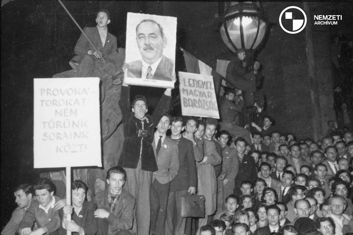 Tüntető tömeg a Kossuth téren a Parlament előtt az 1956-os forradalom idején, a lengyel–magyar nép barátságát éltető, provokátorokat elítélő transzparensekkel, valamint Nagy Imre portréjával (Fotó: MTI/Munk Tamás)