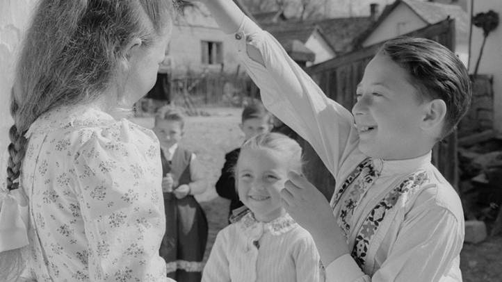 Bánk, 1959. március 25: ünnepi viseletben locsolkodó gyerekek (MTI Fotó: Urbán Nándor, Fehérváry Ferenc)