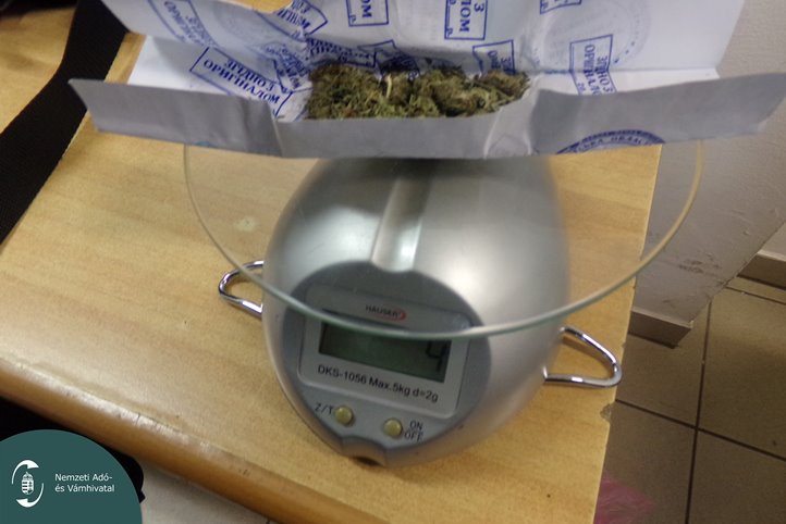 A pénzügyőrök a férfi ruházatát is átvizsgálták, és   kabátja belső zsebében kisebb mennyiségű kábítószergyanús anyagot találtak.  