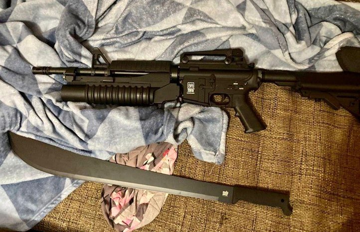 A kárpátaljai rendőrök letartóztatták az egyik civil szervezet 38 éves vezetőjét, akinél egy egész fegyverarzenált találtak. Fotó: Nemzeti Rendőrség