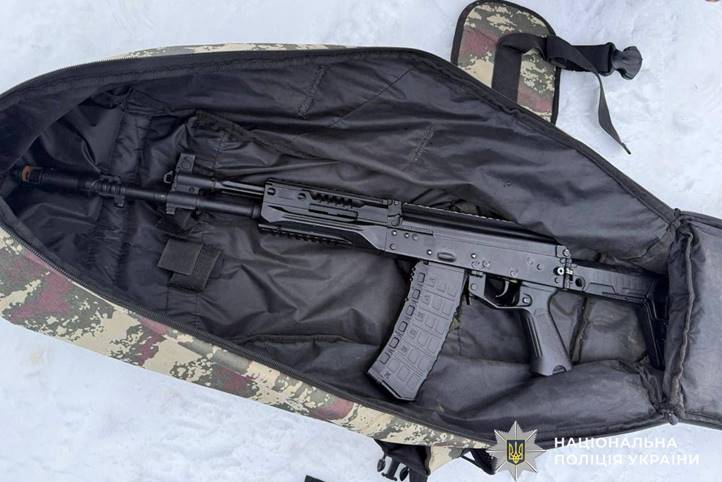 Fegyverkereskedőt fogtak el Beregszászban – gépkarabélyt és gránátokat foglalt le a rendőrség. Fotó: Ukrán Nemzeti Rendőrség