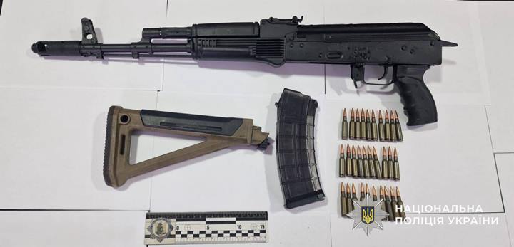 Kalasnyikov és gránátok: a kárpátaljai rendőrség illegális fegyverkereskedőt fogott el a Munkácsi járásban. Fotó: Ukrán Nemzeti Rendőrség