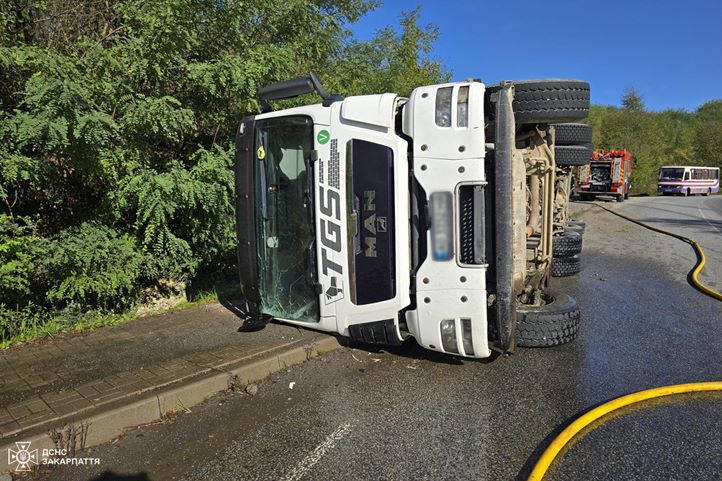  Bukove (Fakóbükk) és Velika Kopanya (Felsőveresmart) között felborult egy MAN teherautó. A sofőr szerencsére nem sérült meg. Fotó: DSZNSZ