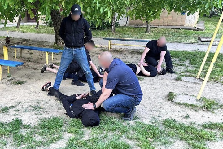 Ungváron betörték egy parkoló személygépkocsi ablakát, majd az ott található készpénzt és okmányokat ellopták. Fotó: Kárpátaljai Rendőrség