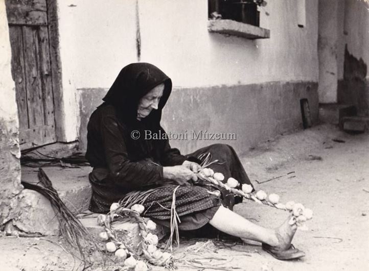 a fokhagymakoszorú lehet akár a portánkon található valamelyik melléképület, illetve a konyhánk dísze is.